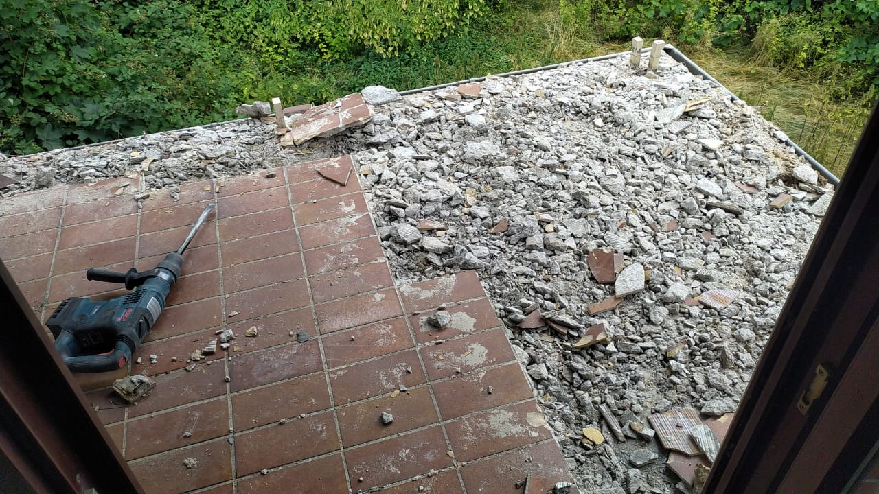 Rückbau von Fliesenbelag im Innenbereich vor Renovierungsarbeiten