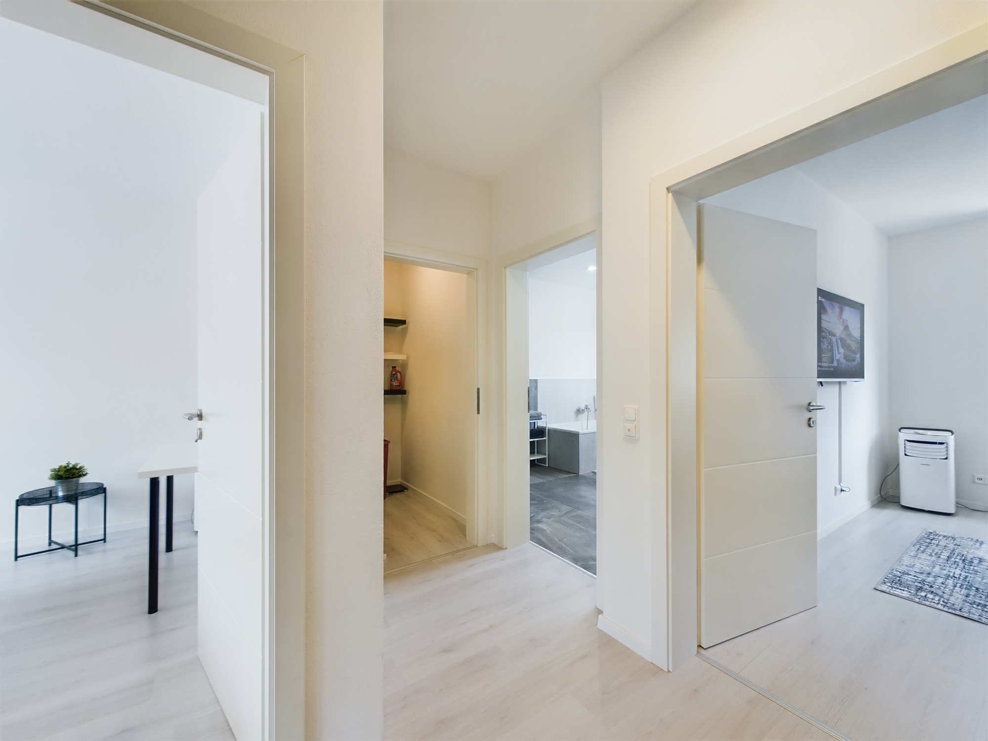 Fachgerecht eingebaute Innentüren mit Zargen in einem Wohnbereich