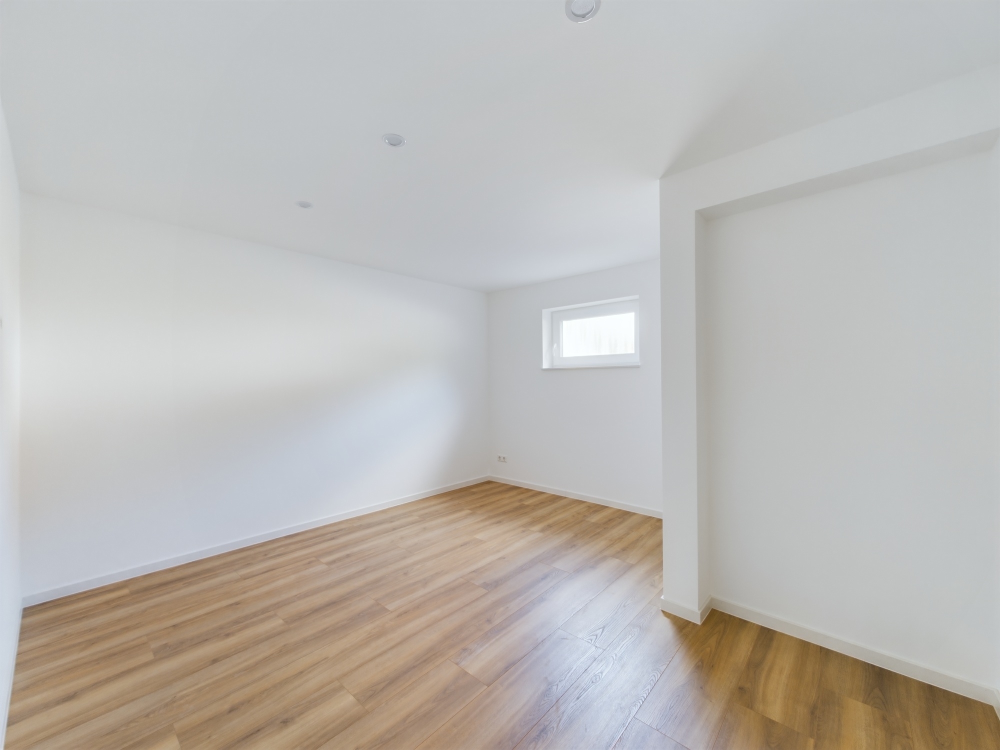 Laminatboden sauber verlegt mit präzisen Wandabschlüssen