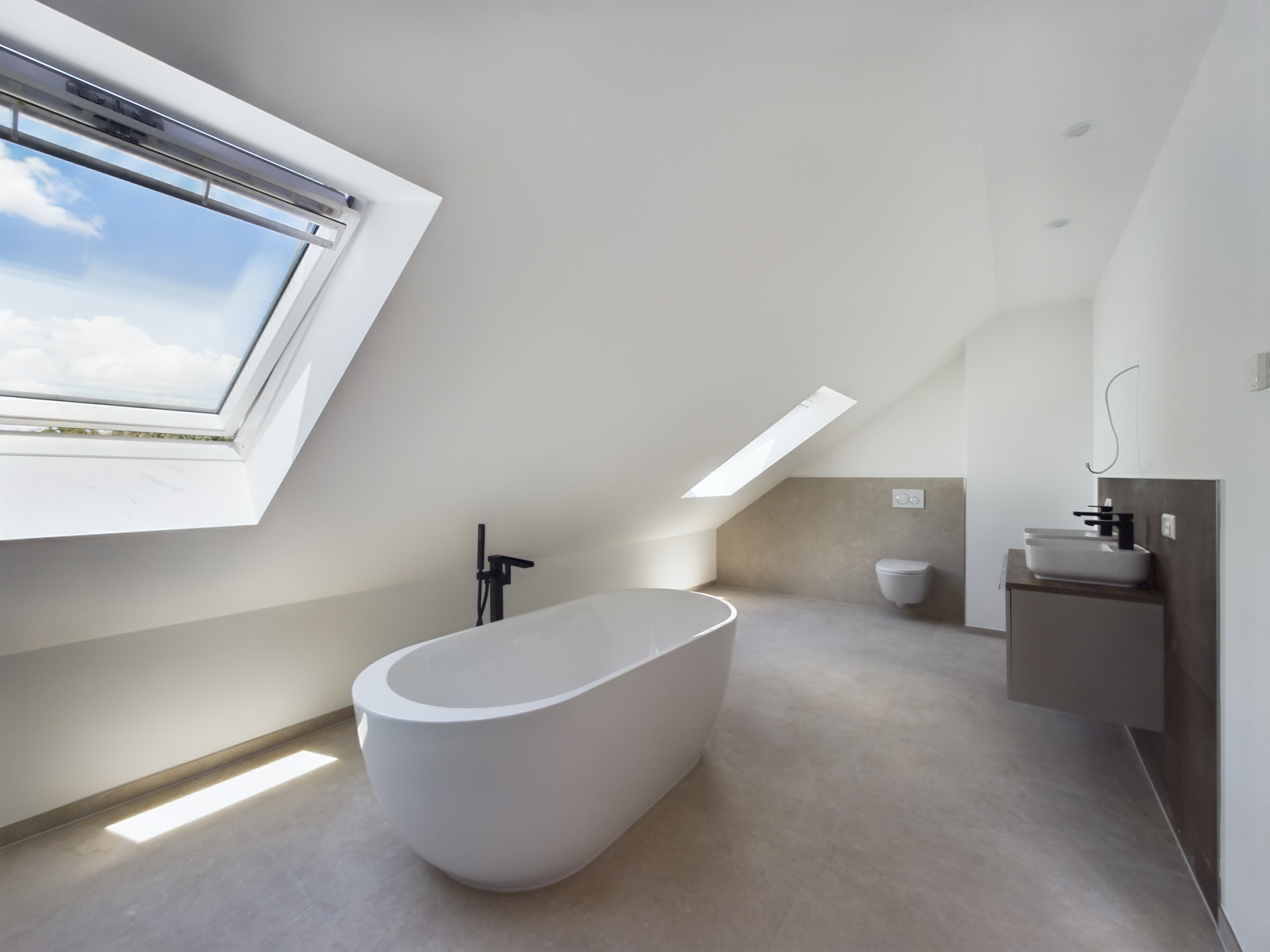 Moderne Fliesenarbeiten im Badezimmer – saubere Ausführung bei Renovierung