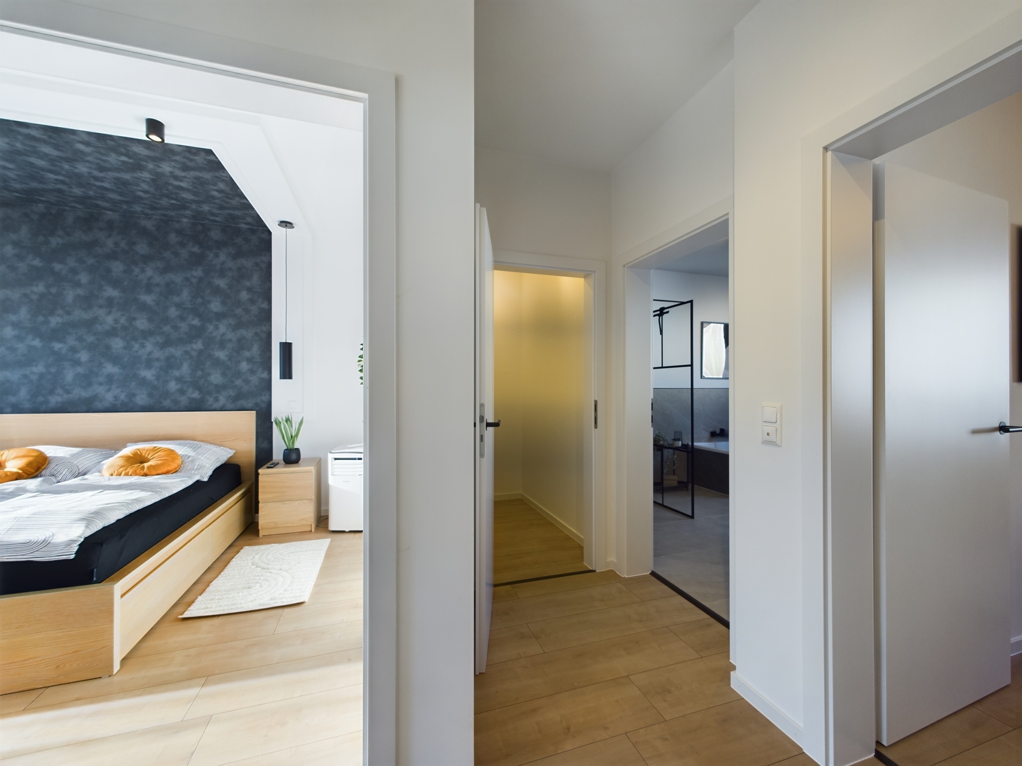 Montage genormter Zimmertüren nach Renovierungsarbeiten