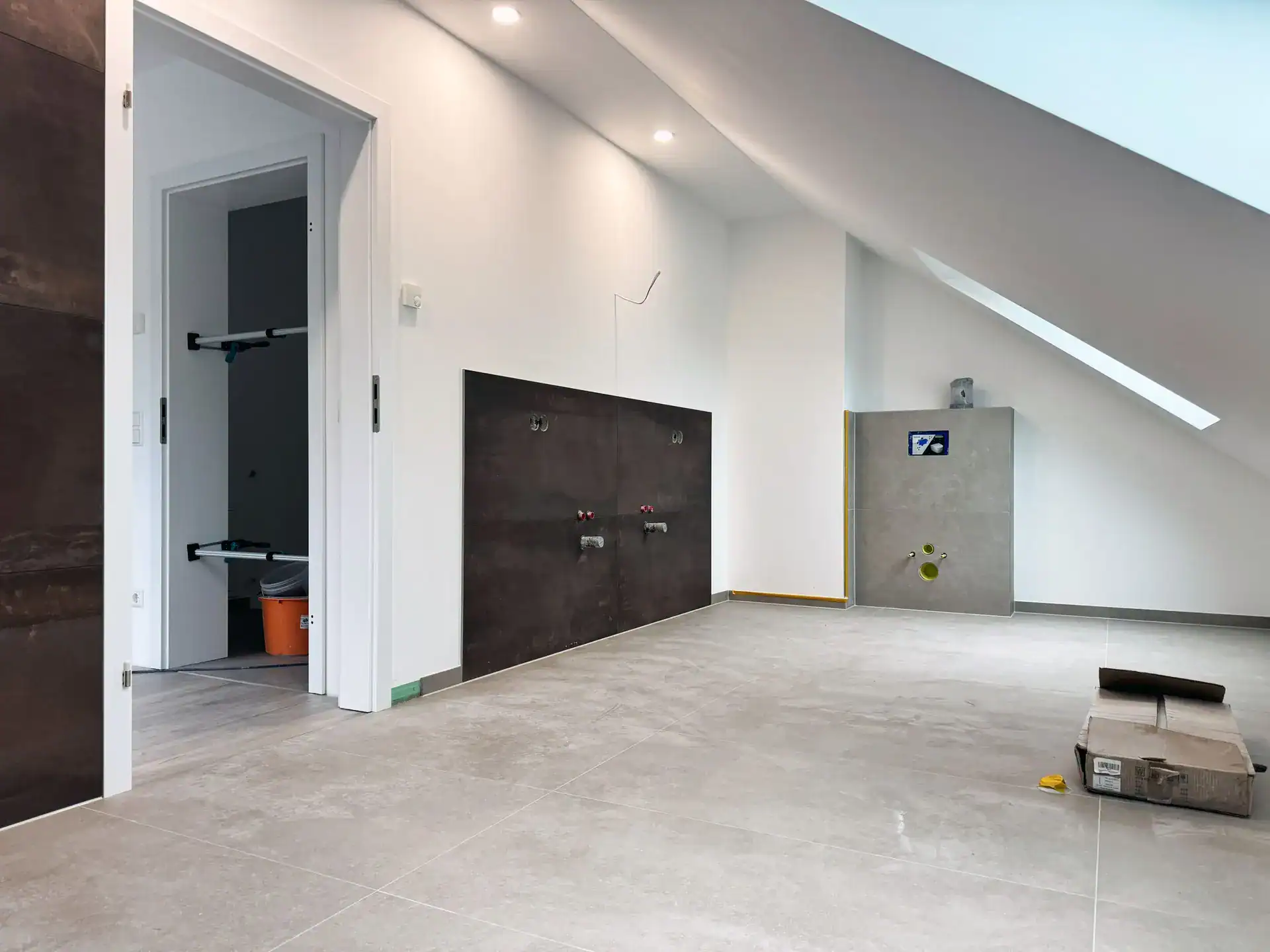 Fliesenarbeiten im Badezimmer in Kaiserslautern – saubere Wand- und Bodenfliesen im Innenausbau